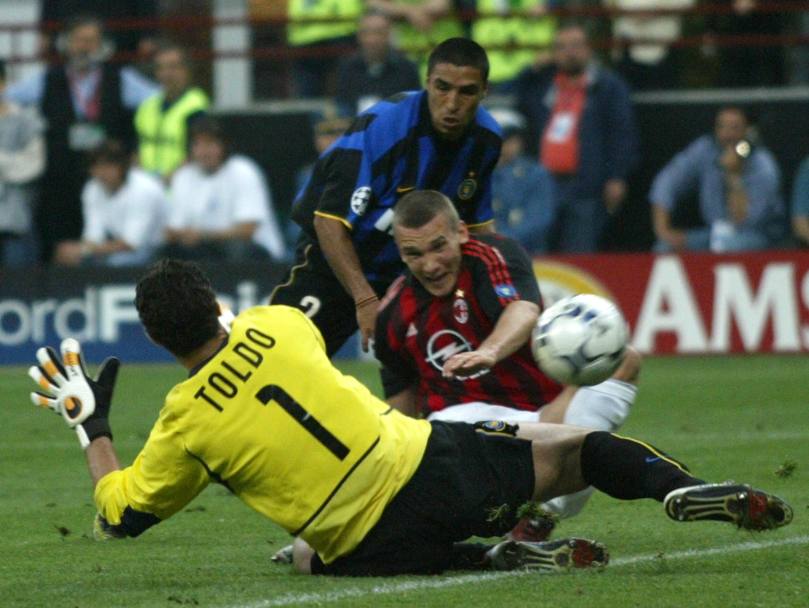 Derby di Coppa. Nonostante l’uscita di Toldo e l’entrata di Cordoba Shevchenko riesce a colpire. Il suo gol nella doppia stracittadina di semifinale Champions (13 maggio 2003), porta il Milan in Inghilterra in finale contro la Juventus (Reuters).